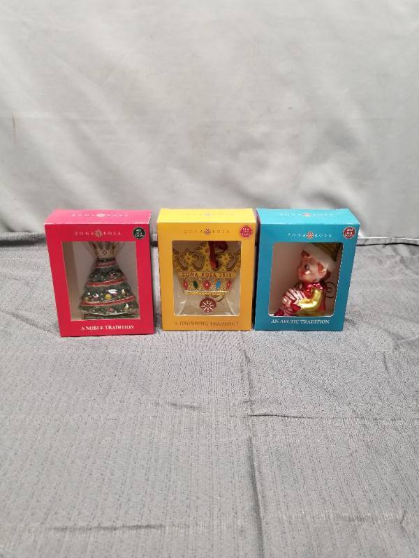 lot 12355 image: Zona Rosa Christmas Ornament Collection 2010 - Set of 3 Boxed Decorations