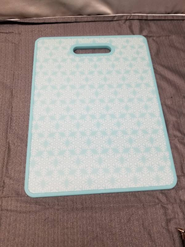 lot 12384 image: Snowflake Pattern Cutting Board