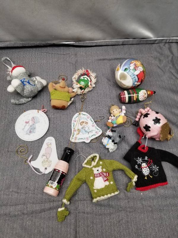 lot 12399 image: LOT OF RANDOM CHRISTMAS ORNAMENTS