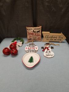 lot 3185 image: Farmhouse Christmas Decor Collection