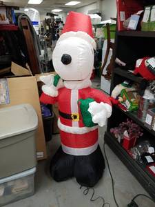 lot 3188 image: Peanuts Santa Snoopy Lighted 4 Christmas Airblown Inflatable