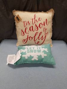 lot 3230 image: Holiday Themed Decorative Throw Pillows Set