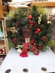 lot 3238 image: Traditional Christmas Wreath with Lantern