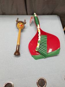 lot 3256 image: Holiday Reindeer Dustpan and Brush Set