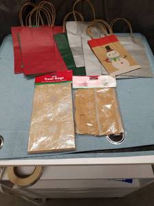 lot 3263 image: Holiday Gift Bags and Treat Boxes Set