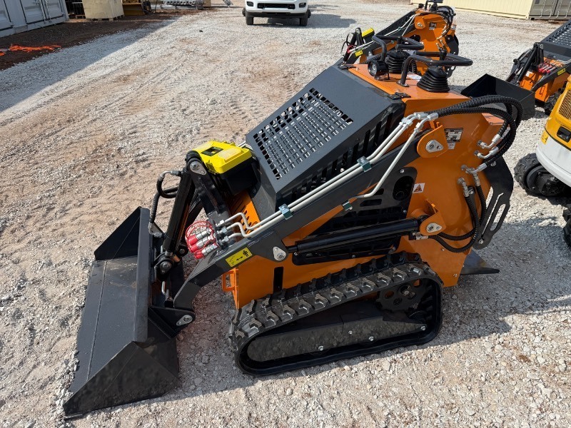 lot 1252 image: Unused Arteer 2025 QB-480 Skid Steer Loader  Rato 740 engine with 826lbs of lifting force and 44 inch bucket
