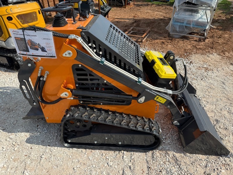 lot 1253 image: Unused Arteer 2025 QB-480 Skid Steer Loader  Rato 740 engine with 826lbs of lifting force and 44 inch bucket