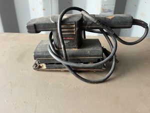 lot 1072N image: Black and Decker Finishing Sander