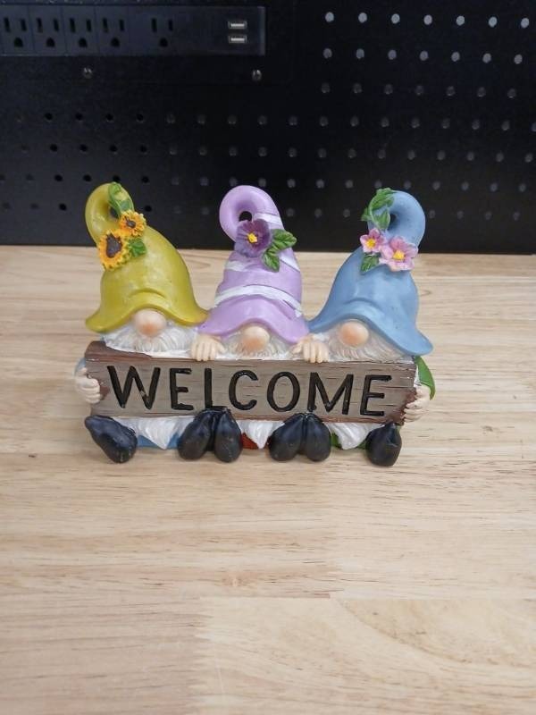 lot 40433 image: Decorative Garden Gnome Welcome Sign - Retail $24