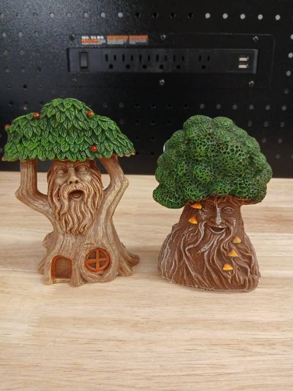 lot 40457 image: Enchanted Tree House Figurines - Retail $25
