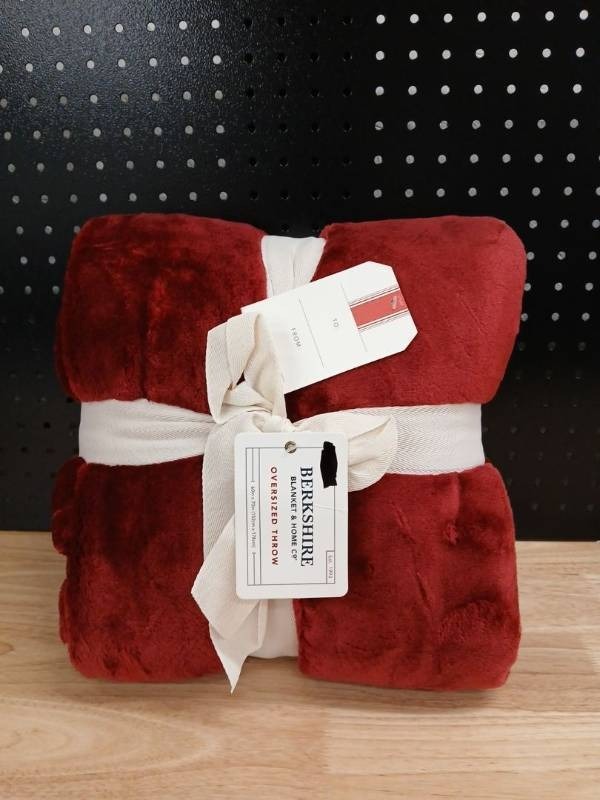 lot 40510 image: Berkshire Oversized Red Plush Throw Blanket - Retail $25