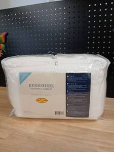 lot 42550 image: Berkshire Polarfleece Sheet Set Twin XL with 2 Extra Pillowcases  - Retail $59