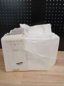 lot 42570 image: Queen Sheet Set by Threshold - Retail $55