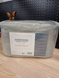lot 42573 image: Berkshire Velvetsoft Sheet Set with Two Extra Pillowcases. Sage Full - Retail $72