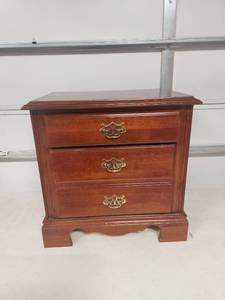 lot 3726 image: Traditional Cherry Wood 2-Drawer Nightstand