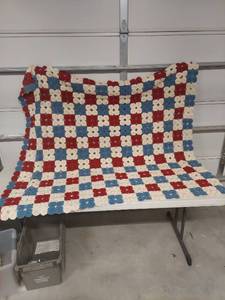 lot 3729 image: Handmade Patriotic Yo-Yo Quilt - Approx 56 x 65