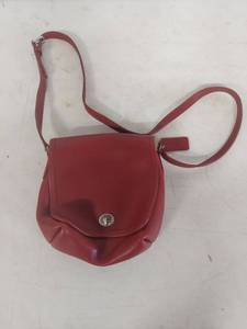 lot 3736 image: Classic Coach Red Leather Crossbody Bag