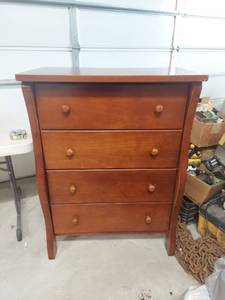 lot 3762 image: Traditional 4-Drawer Chest
