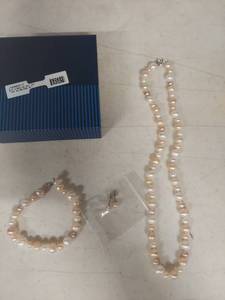 lot 3796 image: Natural Cultured Pearl Necklace, Bracelet and Earring Set