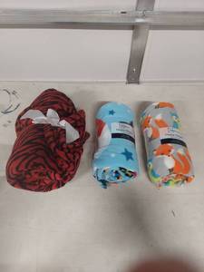 lot 3812 image: Mainstays Fleece Throw Blanket Collection