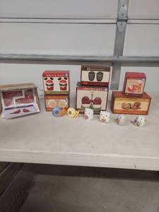 lot 3864 image: Cracker Barrel Holiday Salt and Pepper Shaker Collection