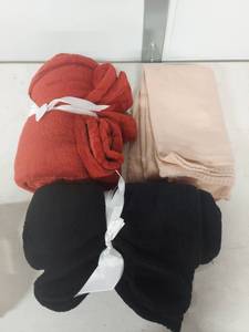 lot 3878 image: Soft Fleece Throw Blanket Set