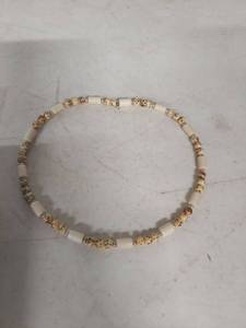 lot 3908 image: Cream and Speckled Wooden Bead Necklace