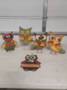 lot 3943 image: Fall Owl Decorations Set
