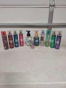 lot 4000 image: Bath & Body Works Holiday Collection Bundle