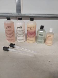 lot 4002 image: Philosophy Grace Collection Bath Set