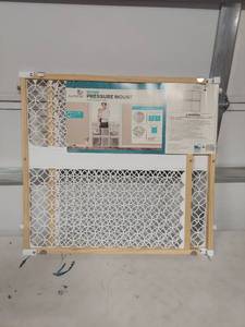 lot 4009 image: Summer Infant Pressure Mount Baby Gate