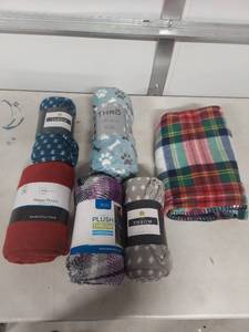lot 4020 image: Soft Fleece Throw Blanket Collection