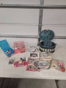 lot 4042 image: Complete Sewing and Craft Supply Collection