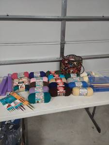 lot 4050 image: Large Yarn Collection with Knitting Needles Set