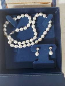 lot 4070 image: Freshwater Pearl Necklace with Sterling Silver Clasps and Earrings