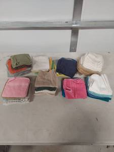 lot 4105 image: Mixed Color Cotton Washcloths Bundle