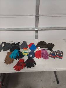 lot 4112 image: Mixed Winter Gloves Wholesale Lot