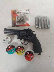 lot 1278 image: Gamo Combat .177 Air Revolver with Ammunition Set
