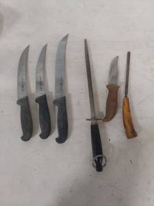 lot 1294 image: Knives and sharpener