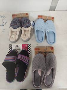 lot 1318 image: Dearfoams and Isotoner Womens Memory Foam Slippers
