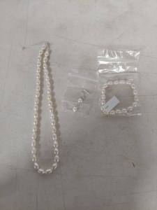 lot 1346 image: Freshwater Pearl Necklace, Bracelet and Earring Set