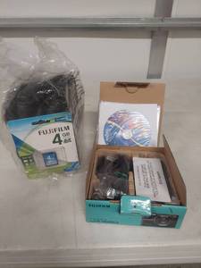 lot 1366 image: Fujifilm FinePix JX580 Digital Camera Bundle