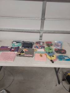 lot 1384 image: New Mixed Cosmetic Bags and Zippered Pouches Wholesale Lot
