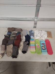 lot 1386 image: Mixed Lot of 20 Pairs of Womens Socks