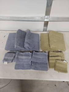 lot 1389 image: JCPenney Home Expressions Cotton Towel Set