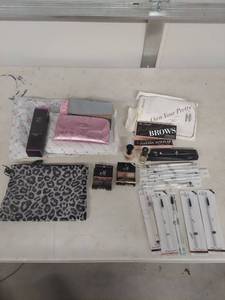 lot 1392 image: Premium Makeup Collection Bundle