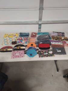 lot 1428 image: Wholesale Lot of Decorative Cosmetic Bags  Zippered Pouches