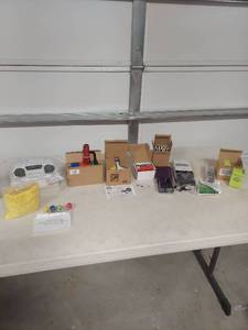 lot 1447 image: 20pc Corn On The Cob Holder Set, Twin Mini Speakers, Powerbank Chargers, Mighty Jump and Flashlights