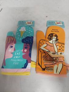 lot 1456 image: Blue Q Foodie Oven Mitts Set