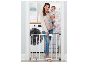 lot 15073 image: Adjustable Safety Gate for Doorways - Retail $40